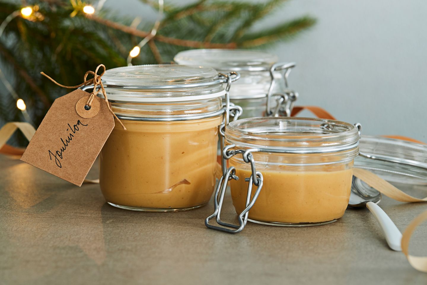 Lasipurkkeja täynnä jouluista sinappia.