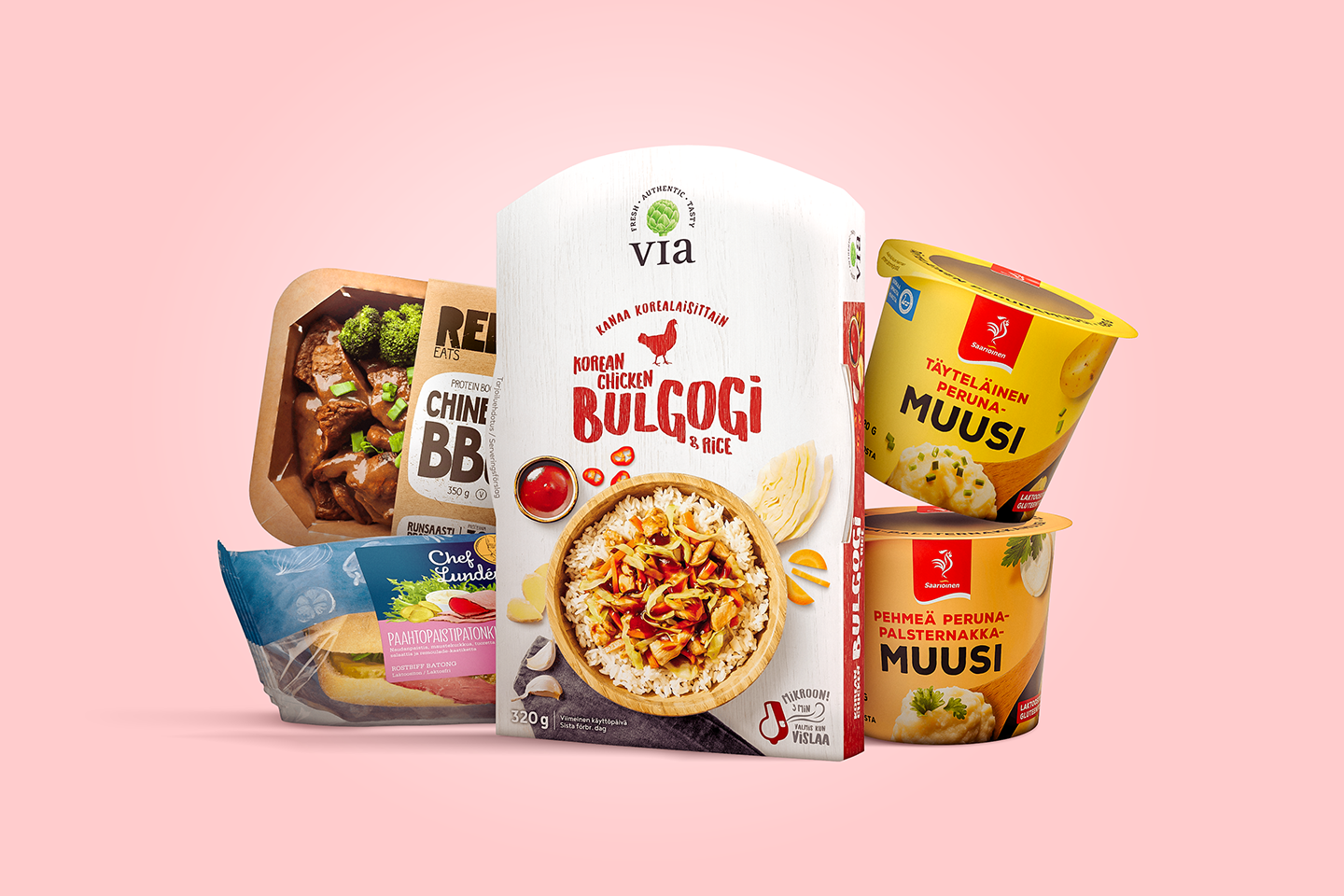 Valikoima valmiita ruokia vaaleanpunaisella taustalla: korealaista bulgogi-ateriaa, perunamuusia ja muita nopeita ateriaratkaisuja.