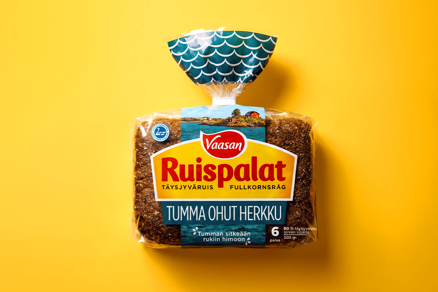 Vaasan Ruispalat Tumma Ohut Herkku -ruisleipäpakkaus keltaisella taustalla.