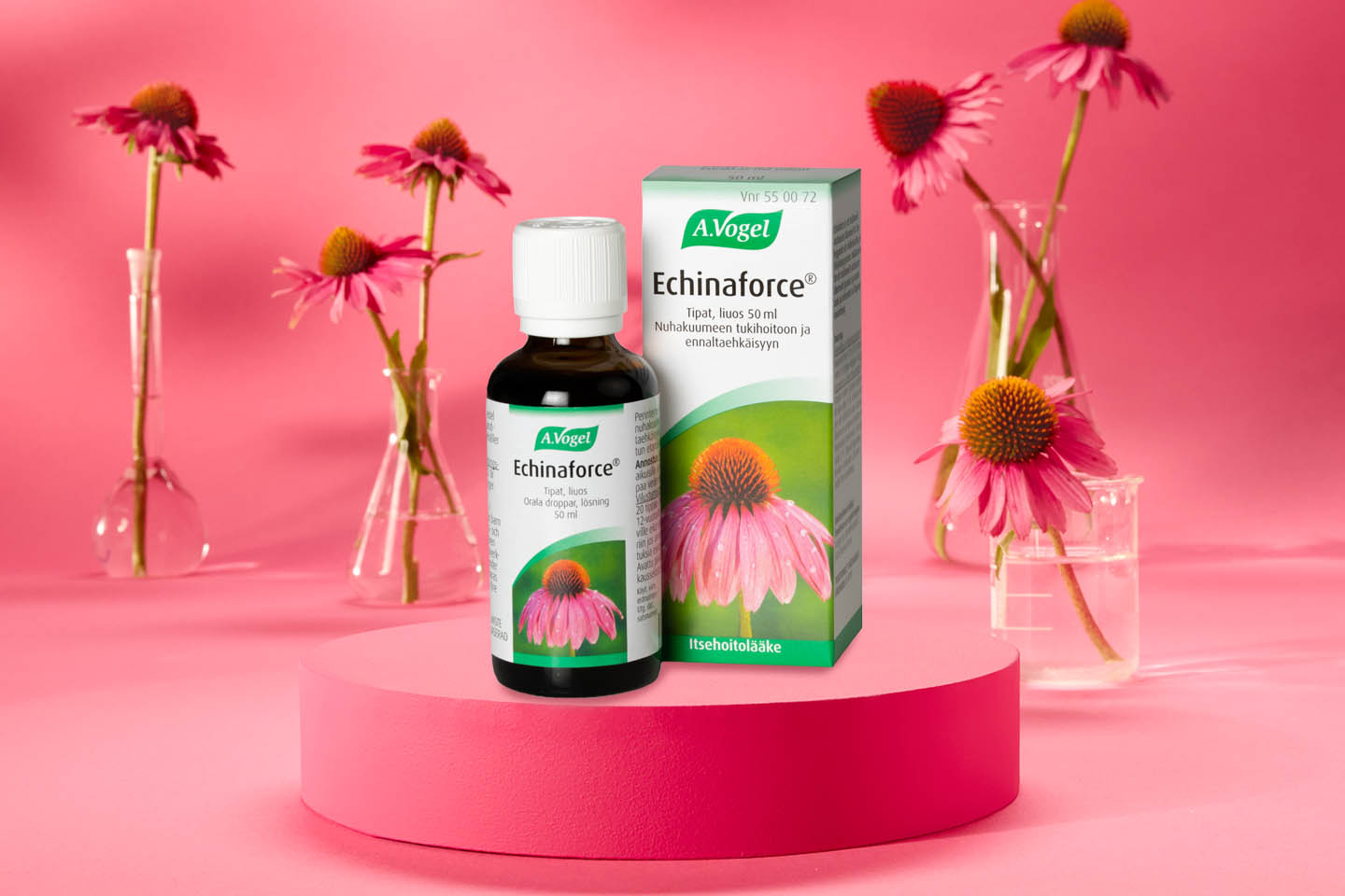 A. Vogel Echinaforce -tipat ja -pakkaus pinkillä taustalla, ympärillä punahattukukkia pienissä lasimaljakoissa.