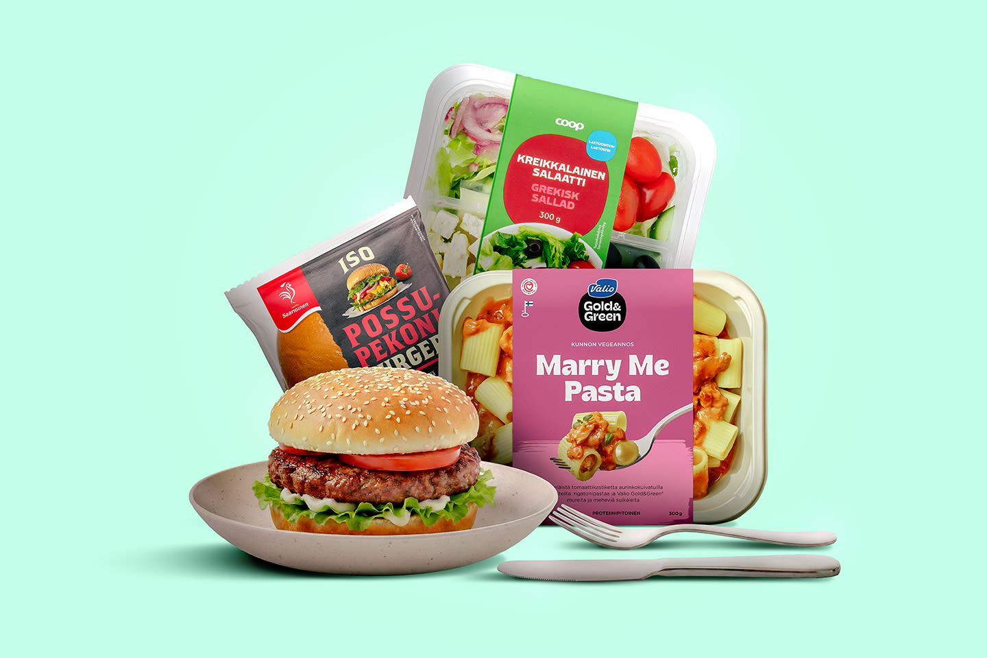 Mintunvihreällä taustalla possu-pekoniburgeri, Copin kreikkalainen salaatti ja Marry Me Pasta -tuotteet.