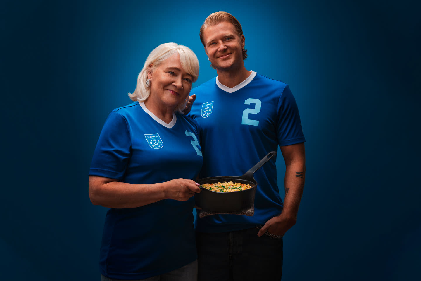 Paulus Arajuuri ja hänen äitinsä Sirja Arajuuri jalkapallopaidossa ja kaalipatakasarin kanssa