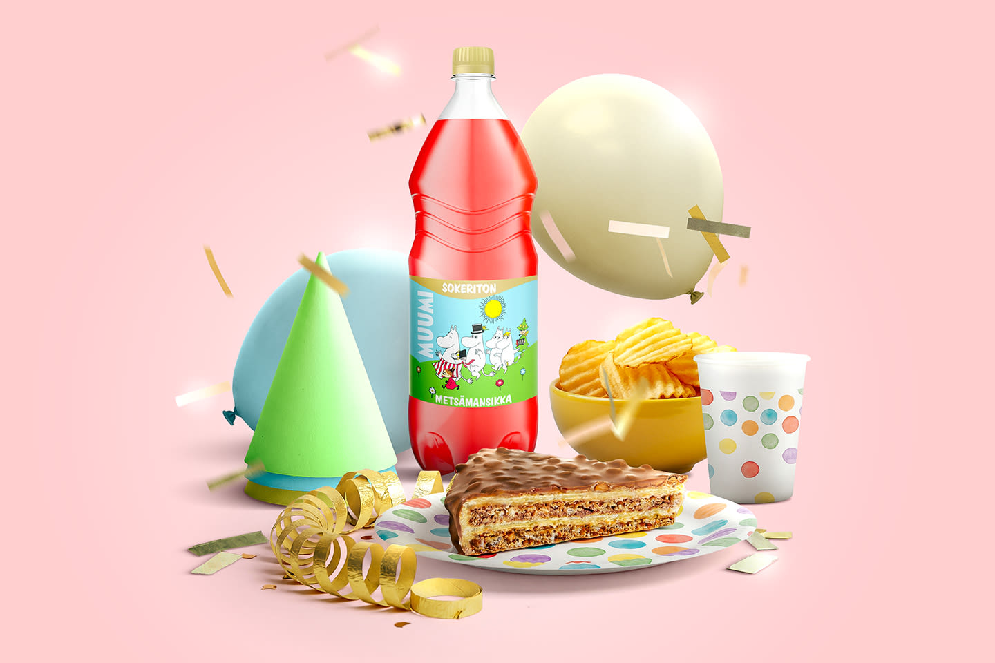 Juhlavasti katettu pöytä, jossa Muumi-metsämansikkavirvoitusjuoma, kakkupala, sipsejä ja juhlakoristeet vaaleanpunaisella taustalla.