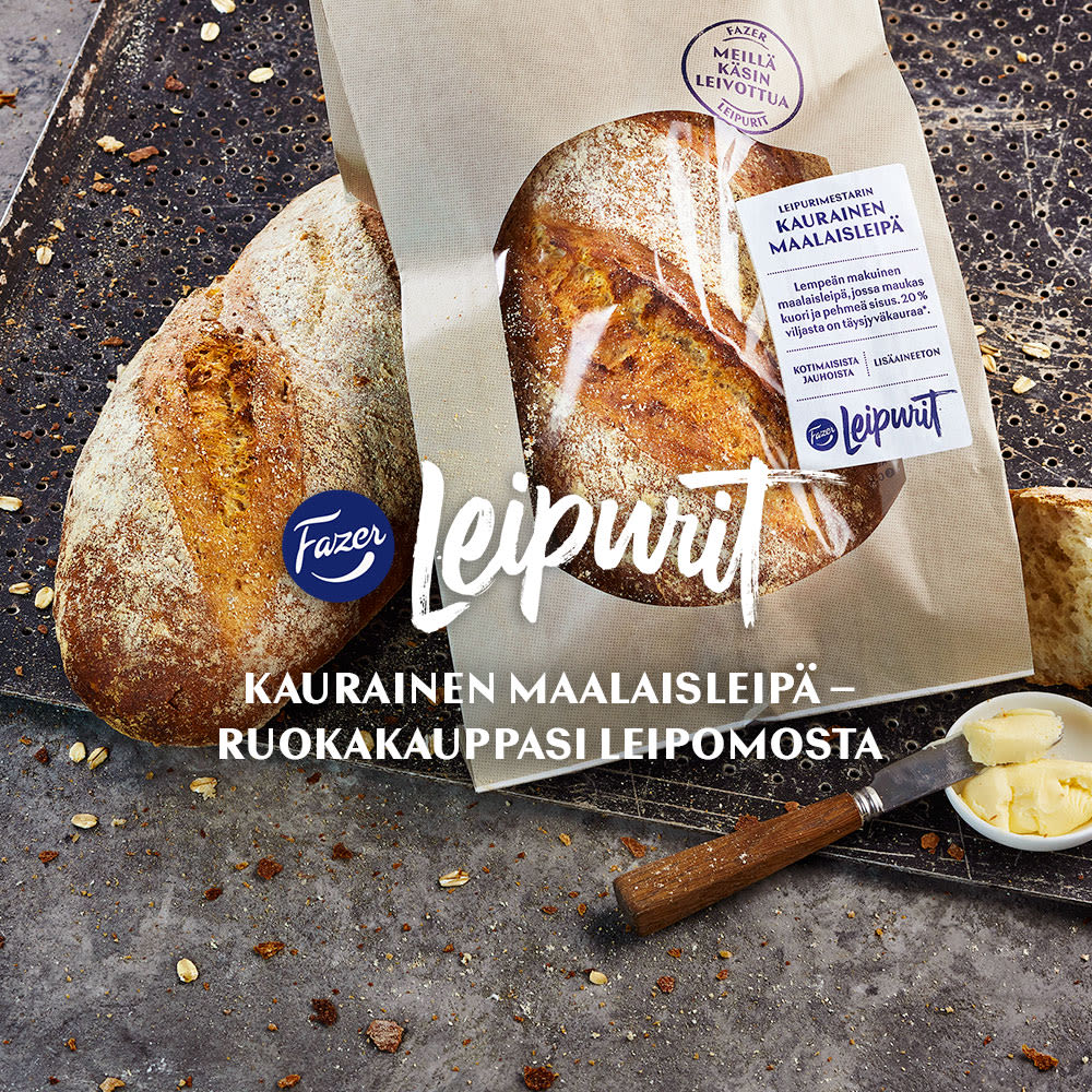 Rapean kauraleivän puolikas pakkauksessaan tummalla alustalla, vieressä veitsi ja voiastia – tuoretta leipää ruokapöytään.