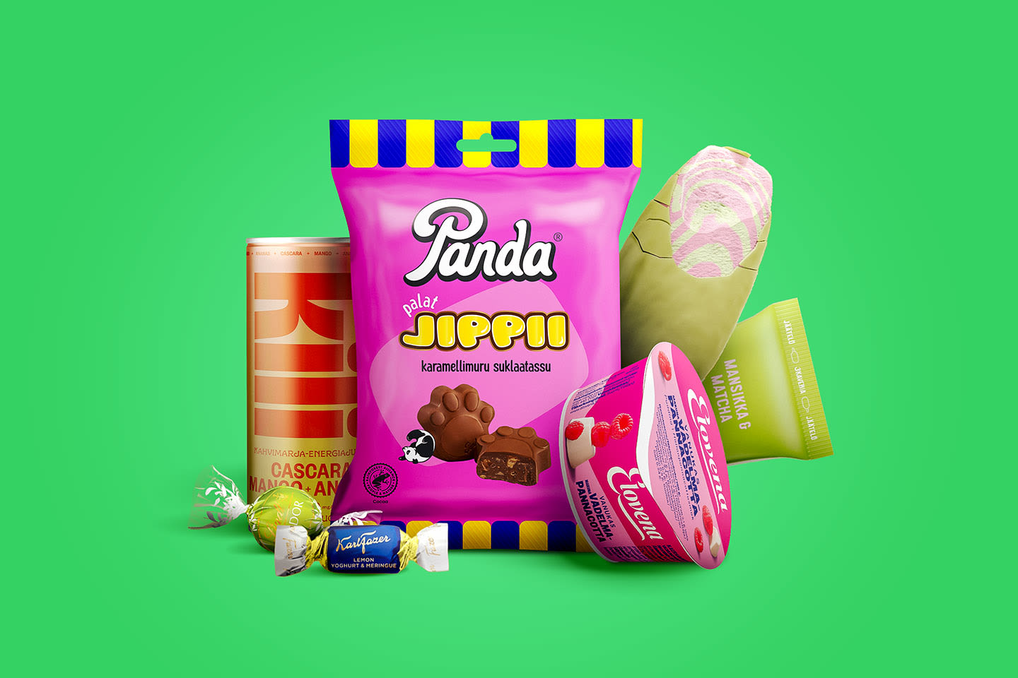 Värikkäitä herkkuja vihreällä taustalla: Panda Jippii -karkkipussi, energiajuoma, jäätelö ja makeisia.
