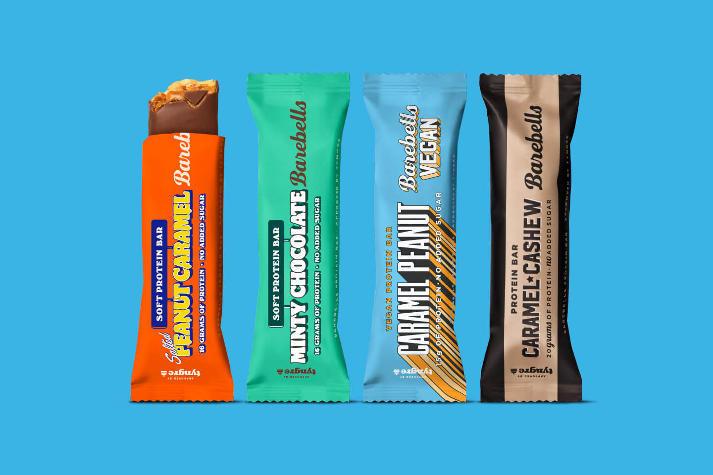Neljä eriväristä Barebells-proteiinipatukkaa sinisellä taustalla: maapähkinä-karamelli, minttusuklaa, karamelli-peanut ja karamelli-cashew.