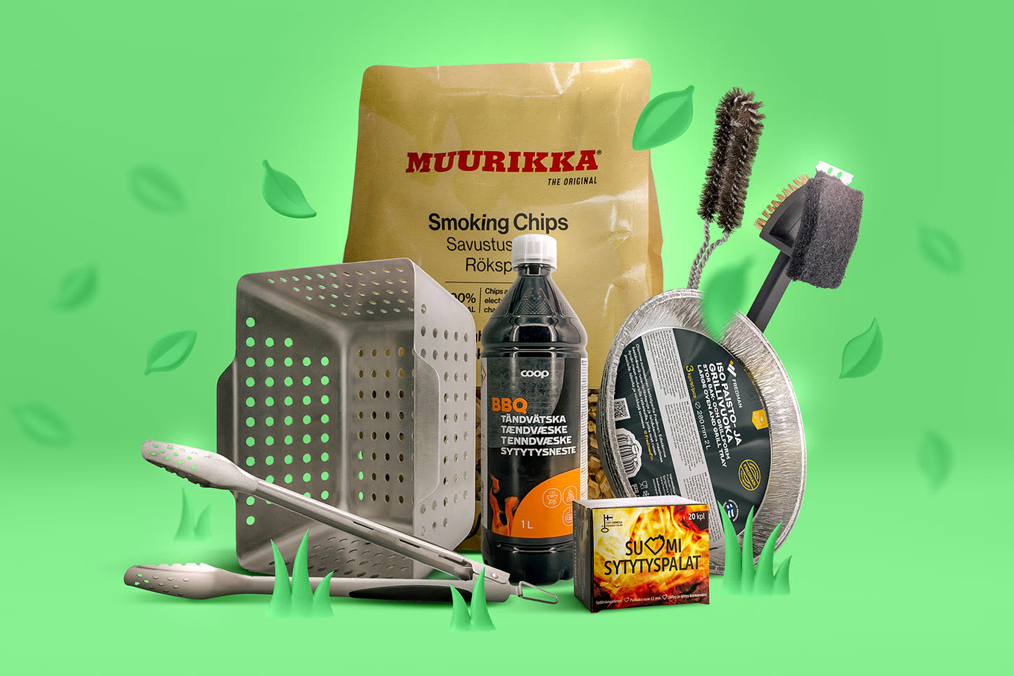 Grillitarvikkeita vihreällä taustalla: savustuslastu, sytytysneste, sytytyspalat, grillipihdit, savustuslaatikko, grillialusta ja harjat.