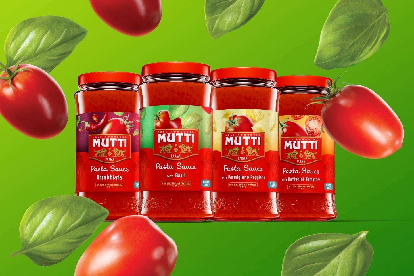 Neljä Mutti-pastakastikepurkkia vihreällä taustalla, ympärillä tuoreita tomaatteja ja basilikanlehtiä.