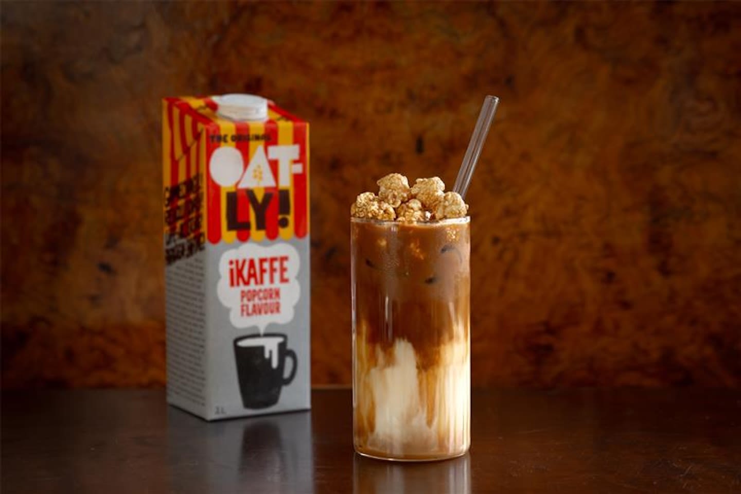 Popcorn latte sekoitus lasissa ja iKaffe Popcorn valmispakkaus
