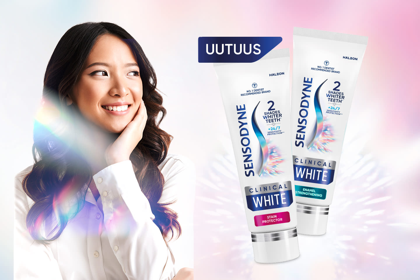Hymyilevä nainen valkoisessa paidassa poseeraa kahden Sensodyne Clinical White -hammastahnatuubin vieressä.