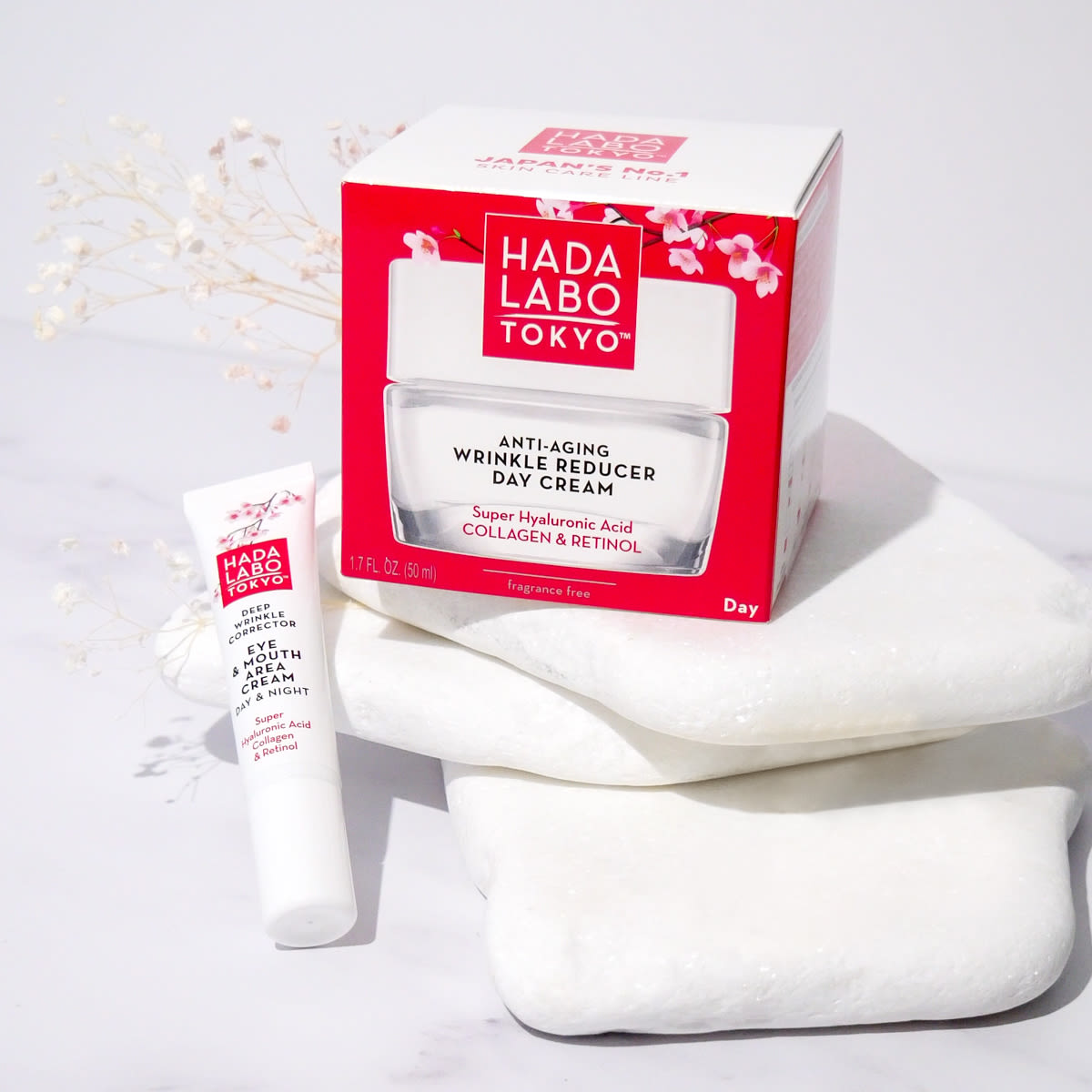 Kaksi HADA LABO kosteutusvoidetta