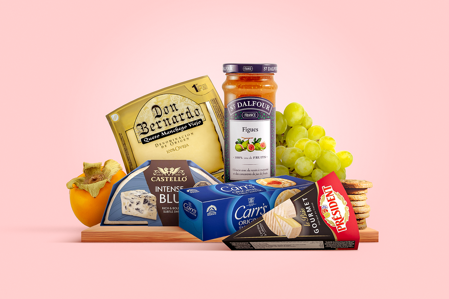 Herkullinen juustolautanen, jossa erilaisia juustoja, viikunahilloa, keksejä, persimon ja viinirypäleitä vaaleanpunaisella taustalla.