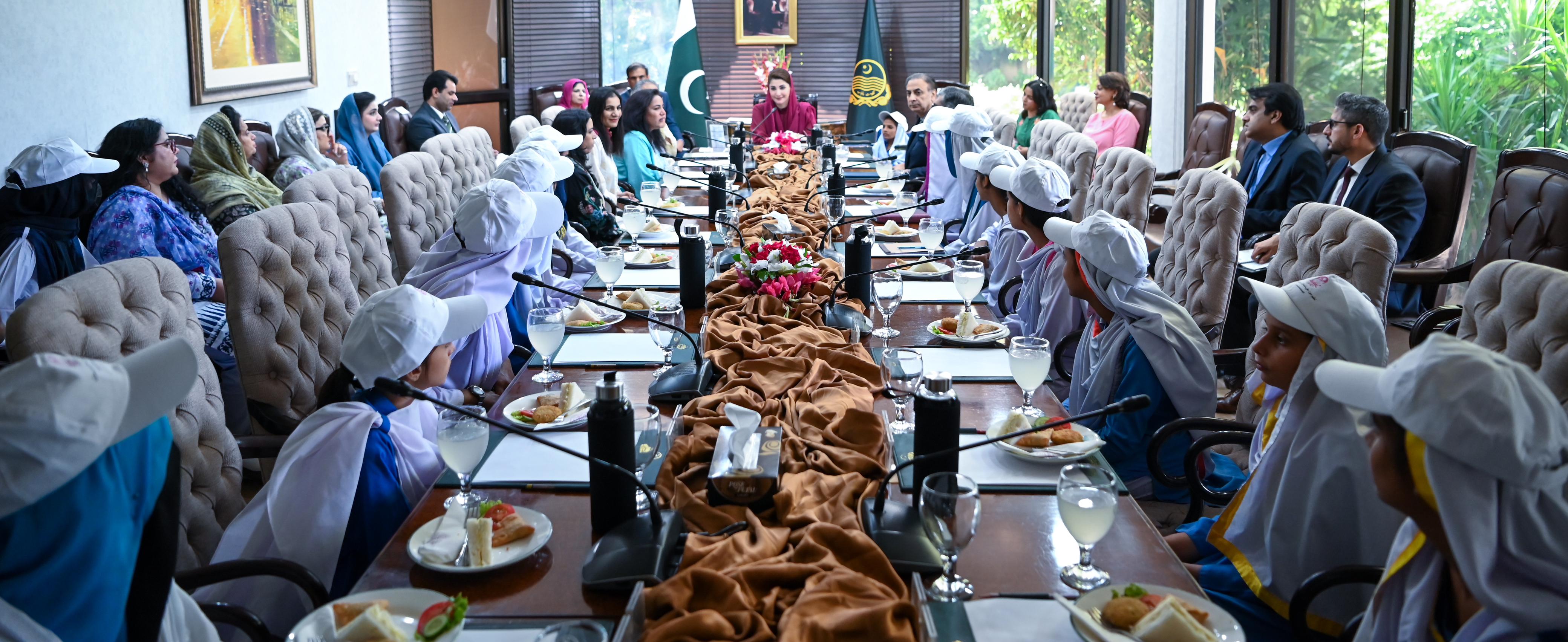 Bedari girls meet Chief Minister of Punjab