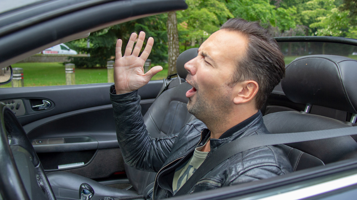 Gerard zingt in de auto