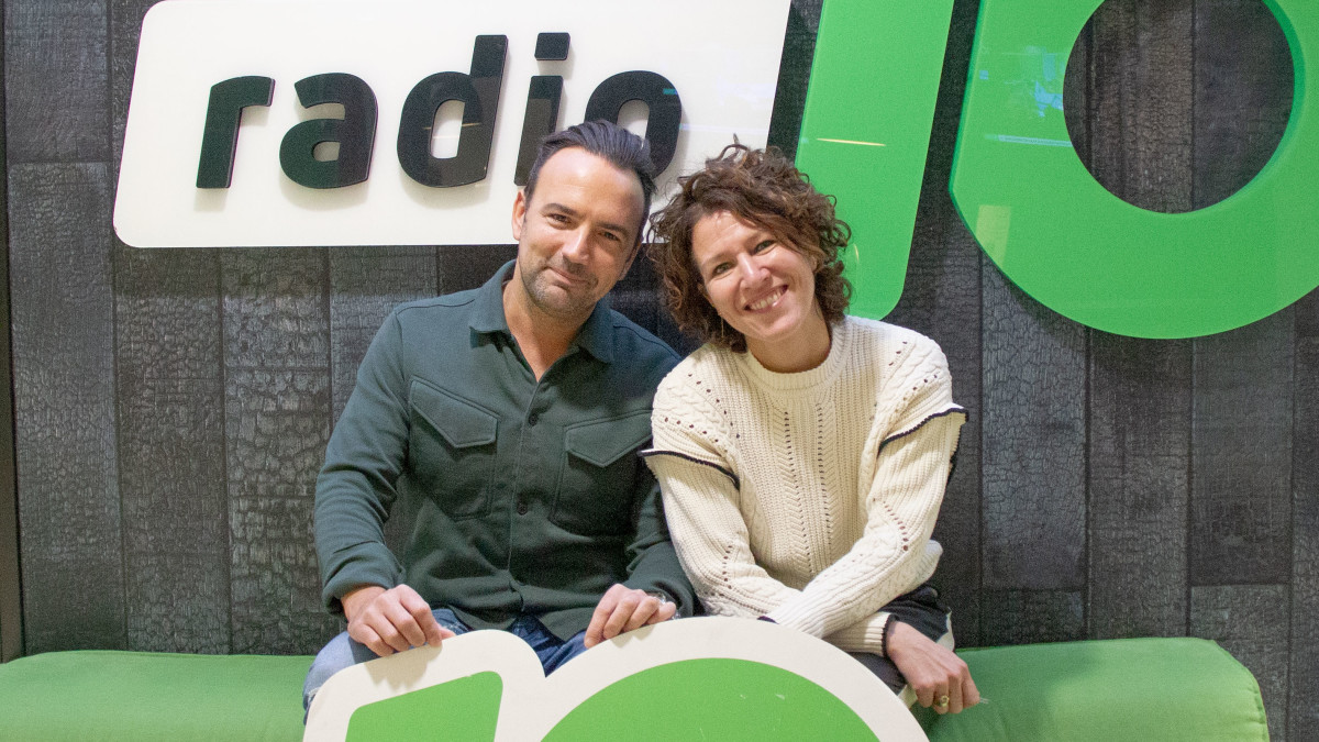 Gerard en Evelien bij het Radio 10-logo