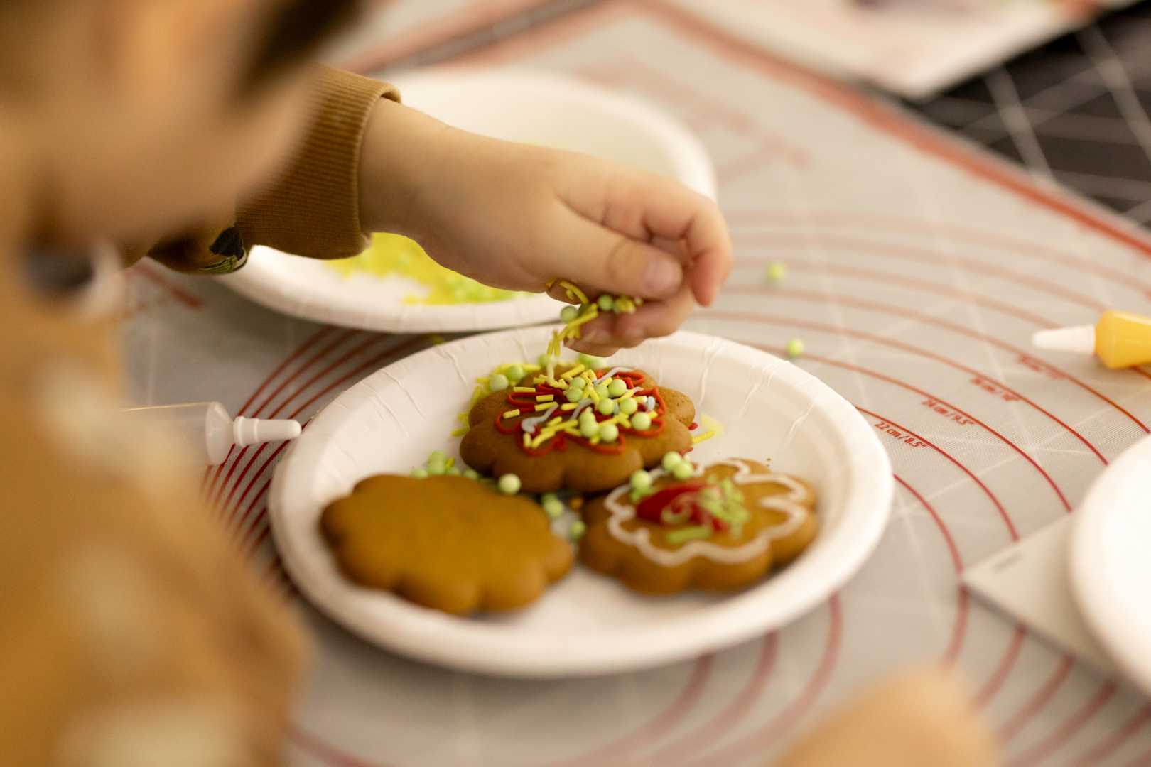 Lapsi koristelee piparia.