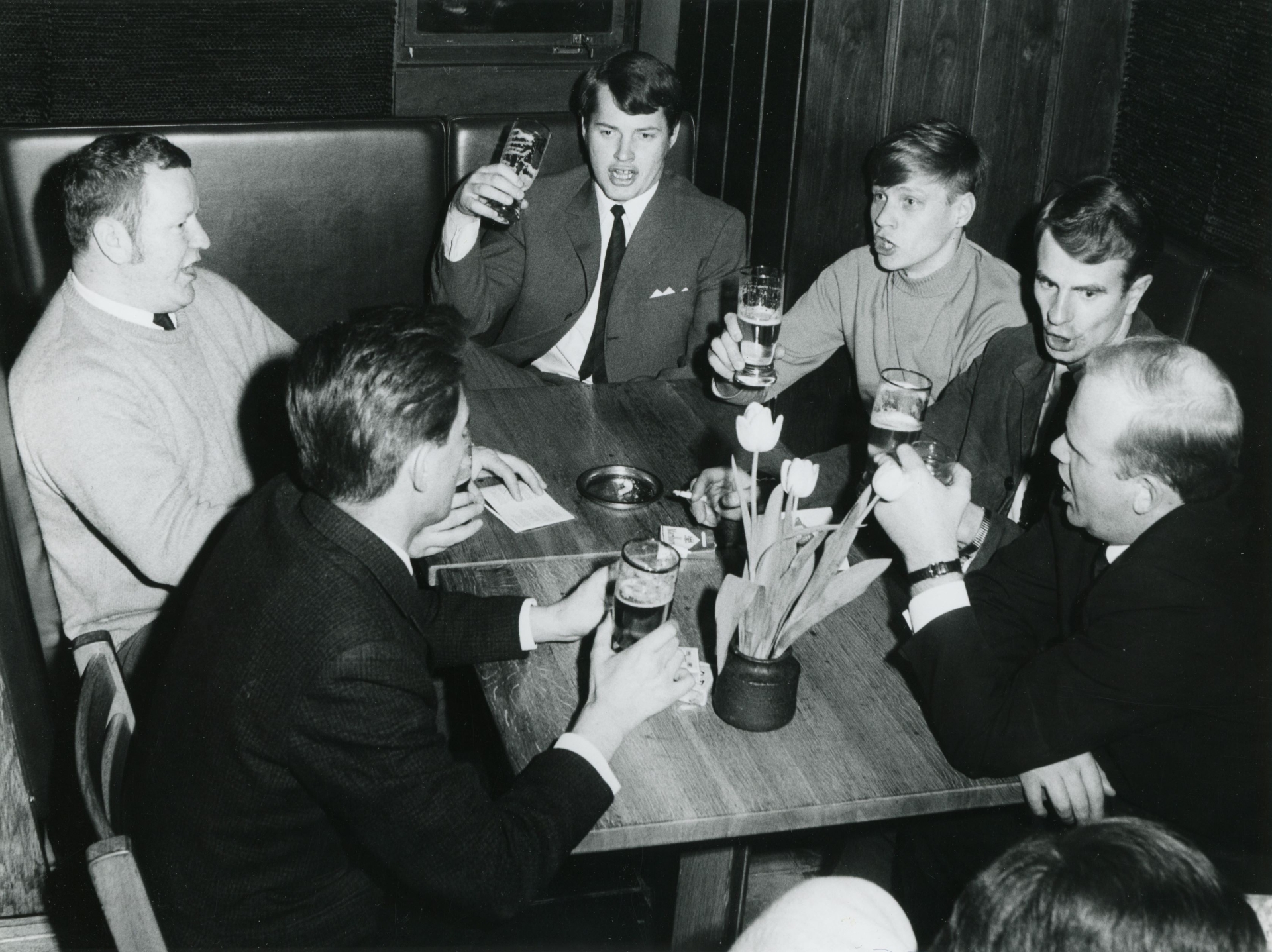 Ihmisiä on oluella Jyväskylän Kantakrouvissa 1960-luvulla. 