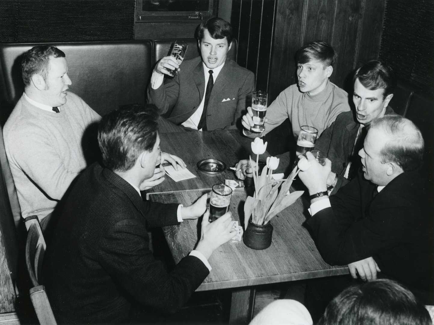 Ihmisiä on oluella Jyväskylän Kantakrouvissa 1960-luvulla.