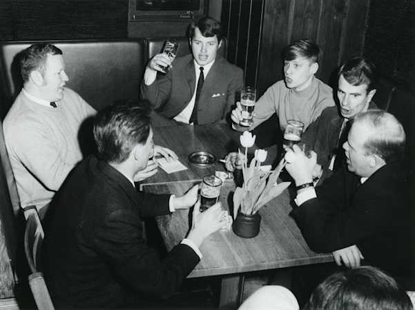 Ihmisiä on oluella Jyväskylän Kantakrouvissa 1960-luvulla.