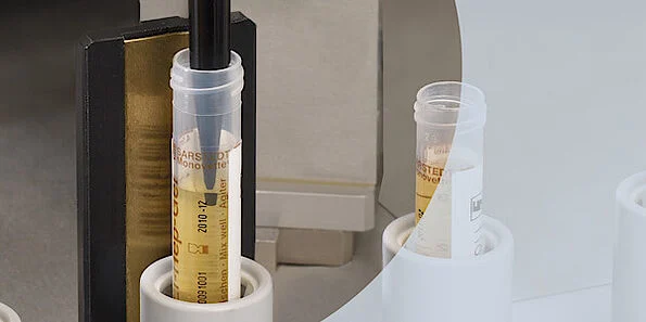 PRO-LA-Clinical-Laboratory-Probenentnahme-aus-Primaergefaess