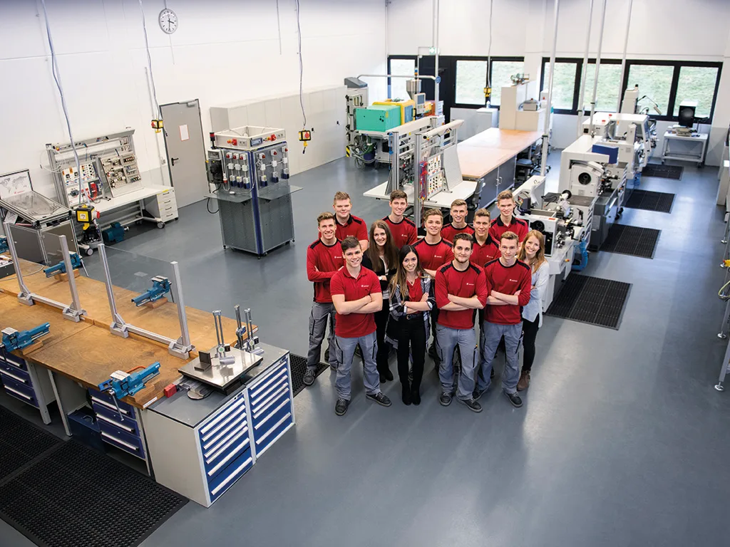 PIC IMG Ausbildung - Azubis in Lehrwerkstatt 1024x768px