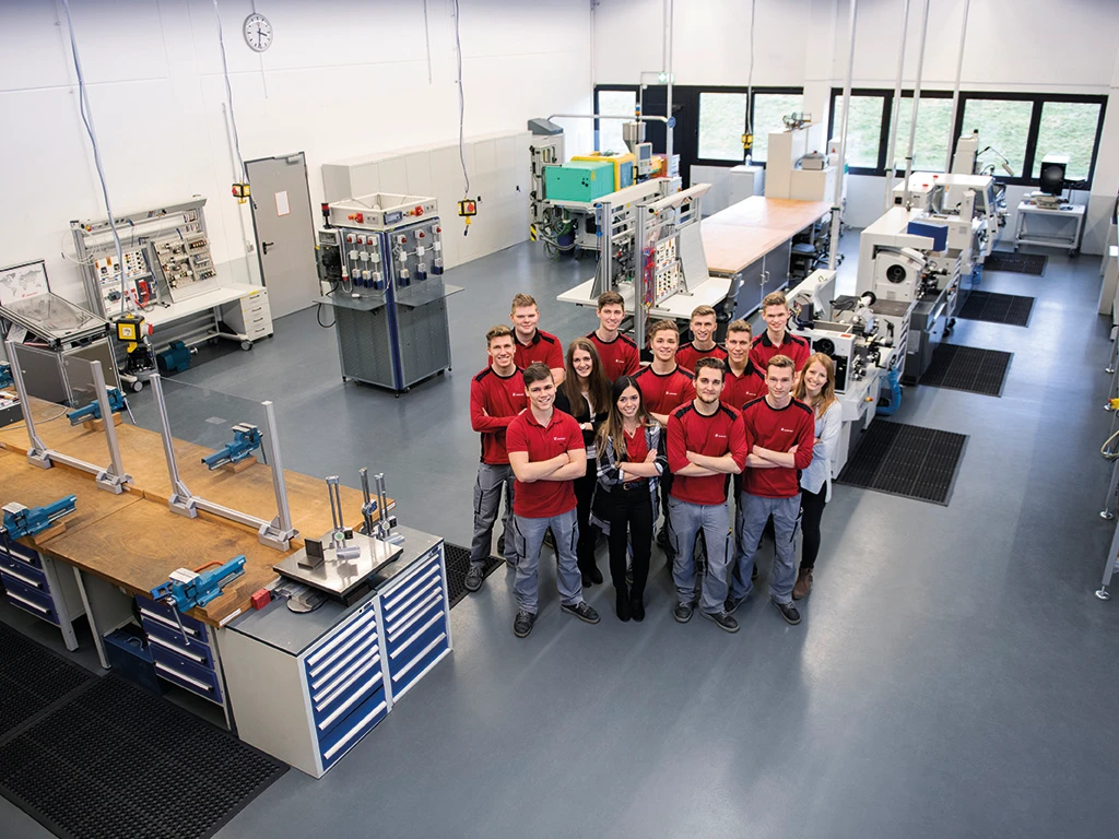 PIC IMG Ausbildung - Azubis in Lehrwerkstatt 1024x768px
