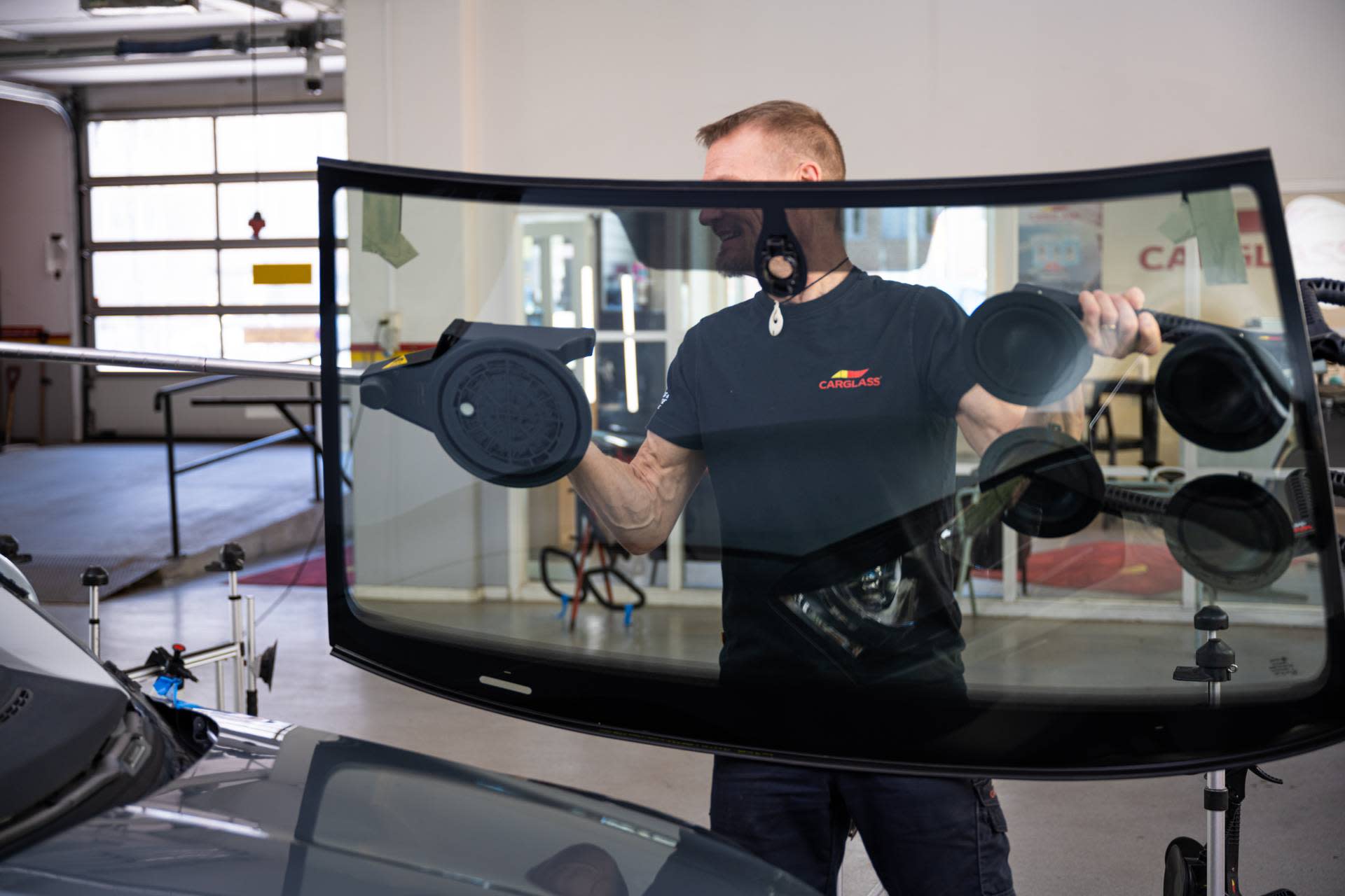 Man replacing windshield photo