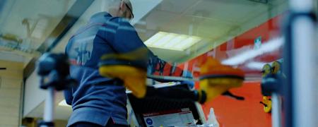Carglass fitter back small-min