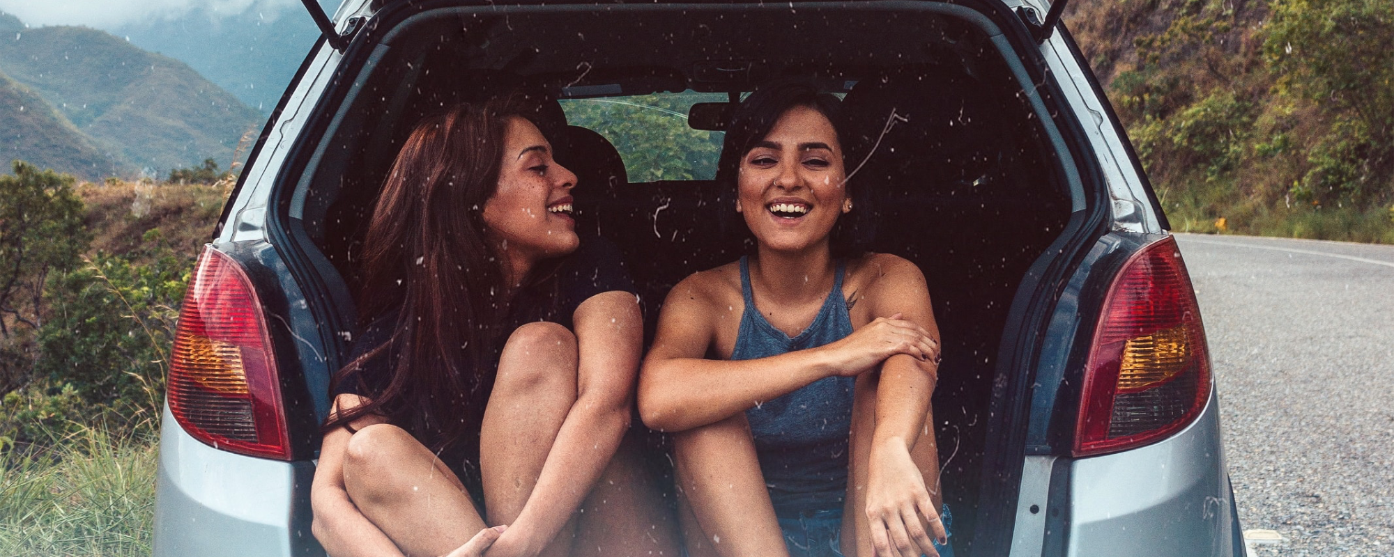 Hero 2000x800 happy girls in booth of car