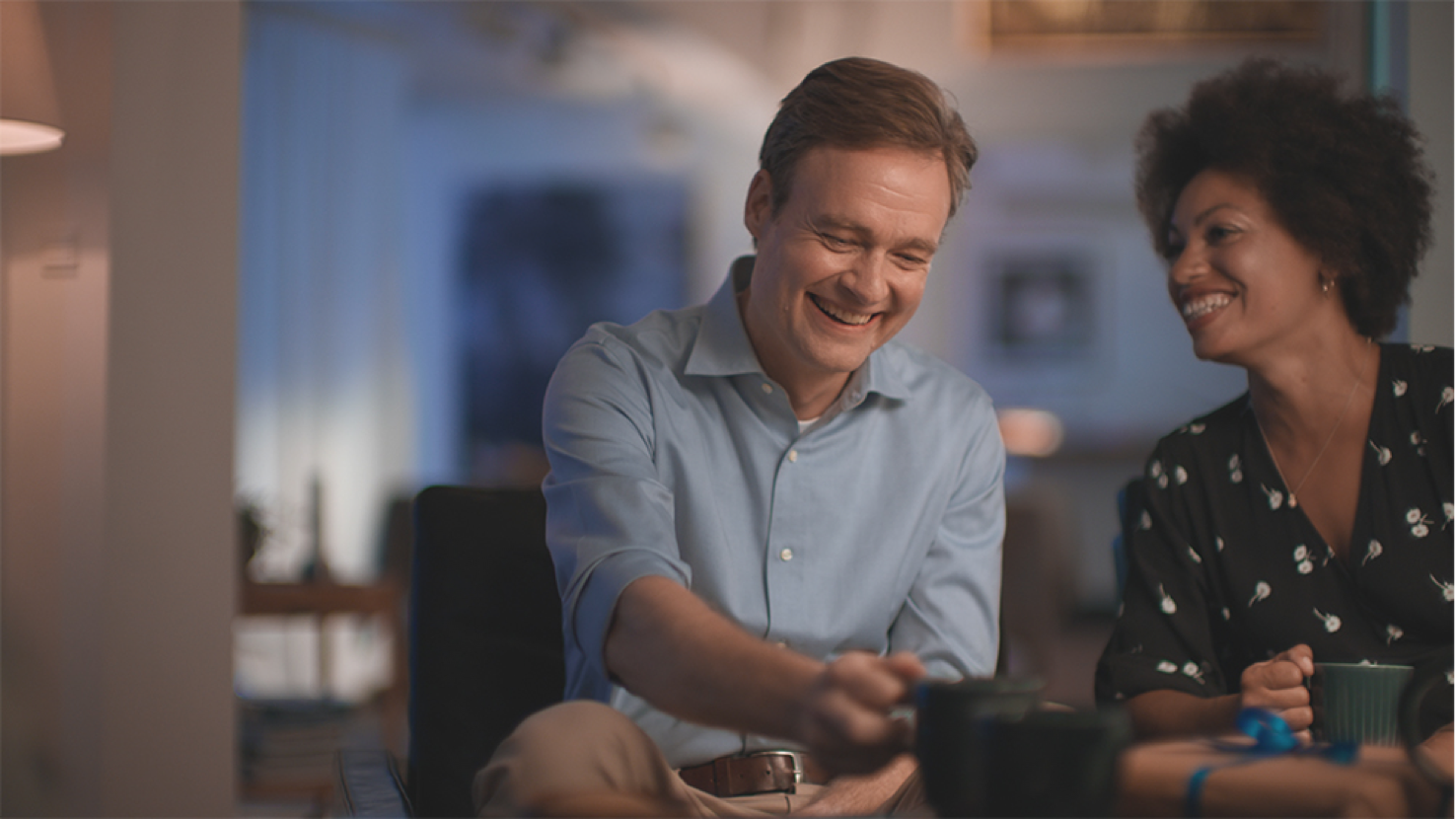 https://www.pepcid.fi/sites/pepcid_fi/files/4_coffee-table_feeling-better.png