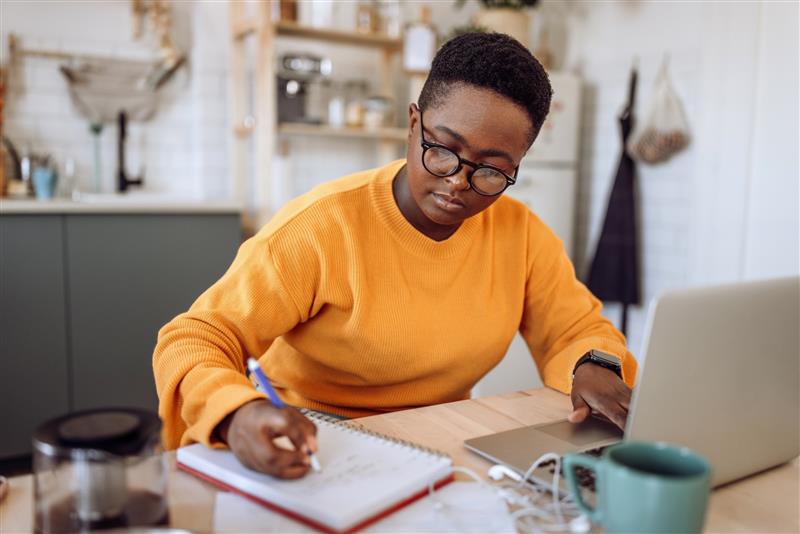 Professional woman sets up her HealthEquity HSA using her laptop.