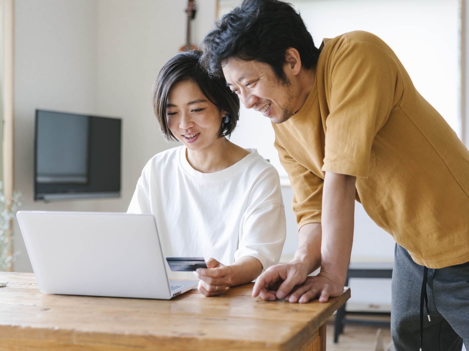 A couple talk to each other while using a Health Payment Account (HPA) to pay a medical bill online.