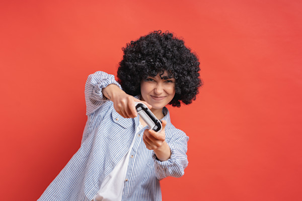 Mulher com o controle na mão