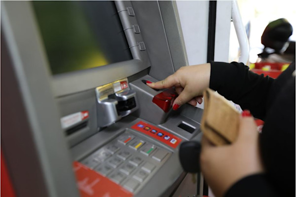 banco24horas movimenta a economia