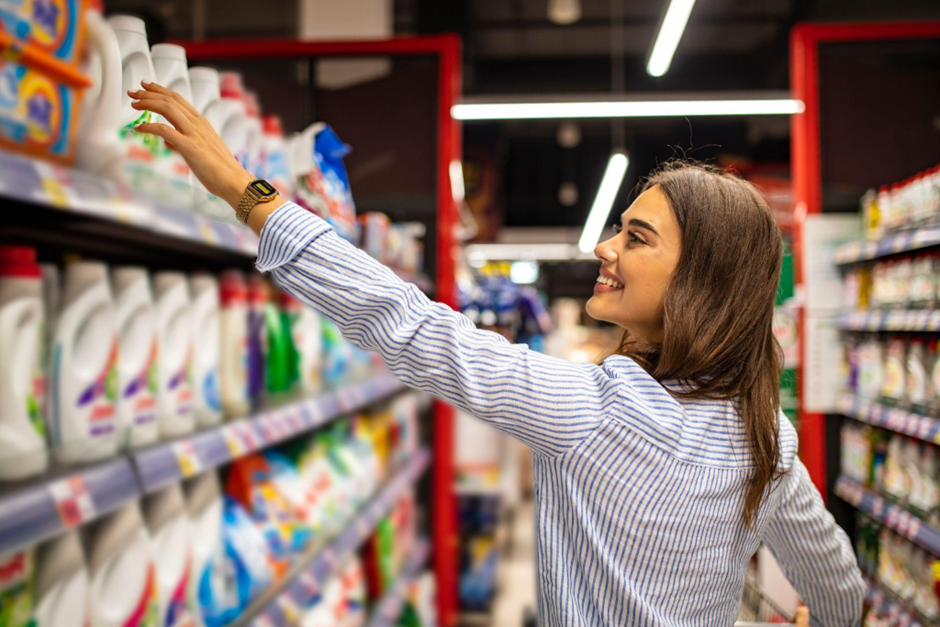 Mulher escolhendo produtos da prateleira 