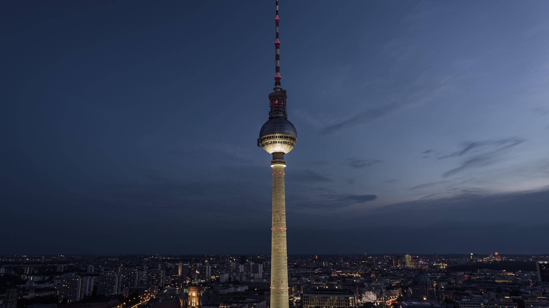 柏林地标亚历山大广场的柏林电视塔