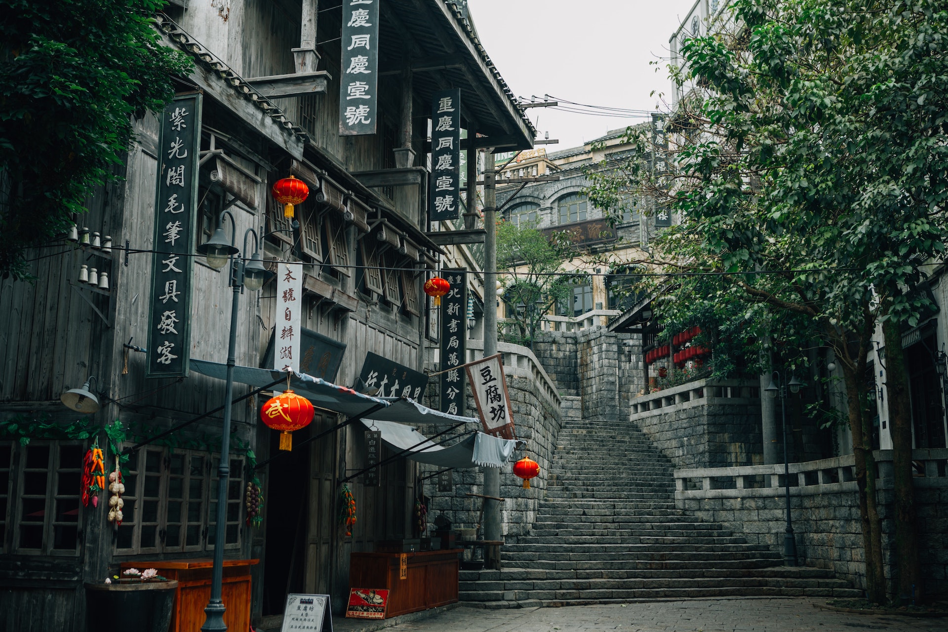 등불이 달린 건물과 계단이 보이는 중국의 거리