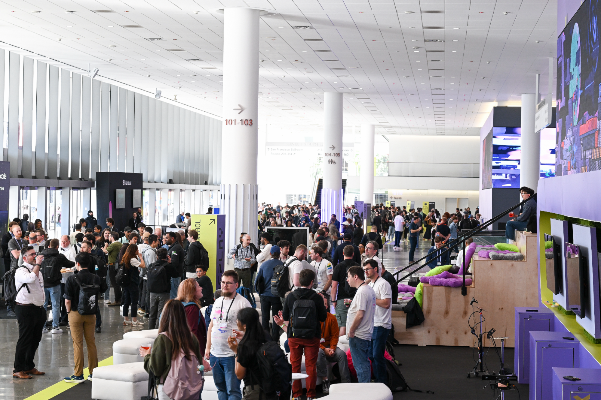replay-26-main-lobby-floor-crowd