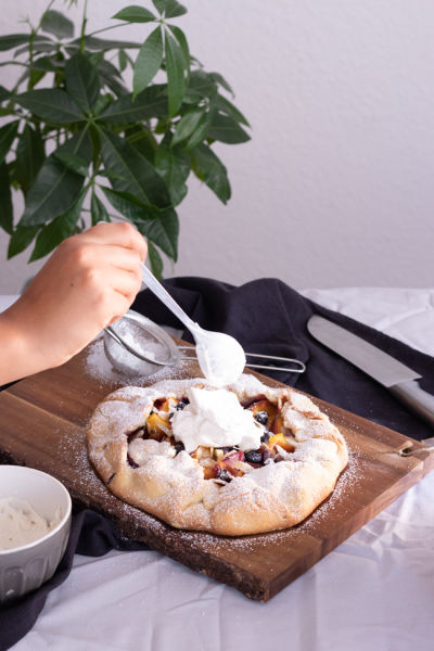 Easy Peach and Bluberries galette 