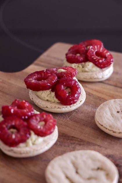 Matcha & raspberries macaron