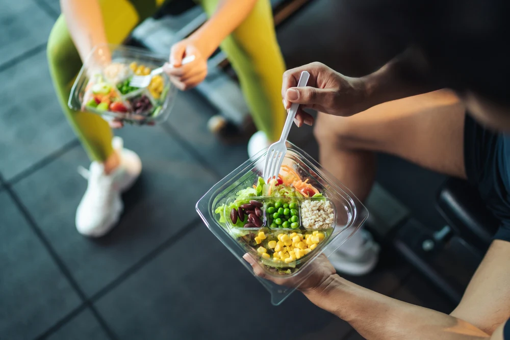 2 people eating healthy meals after a workout 