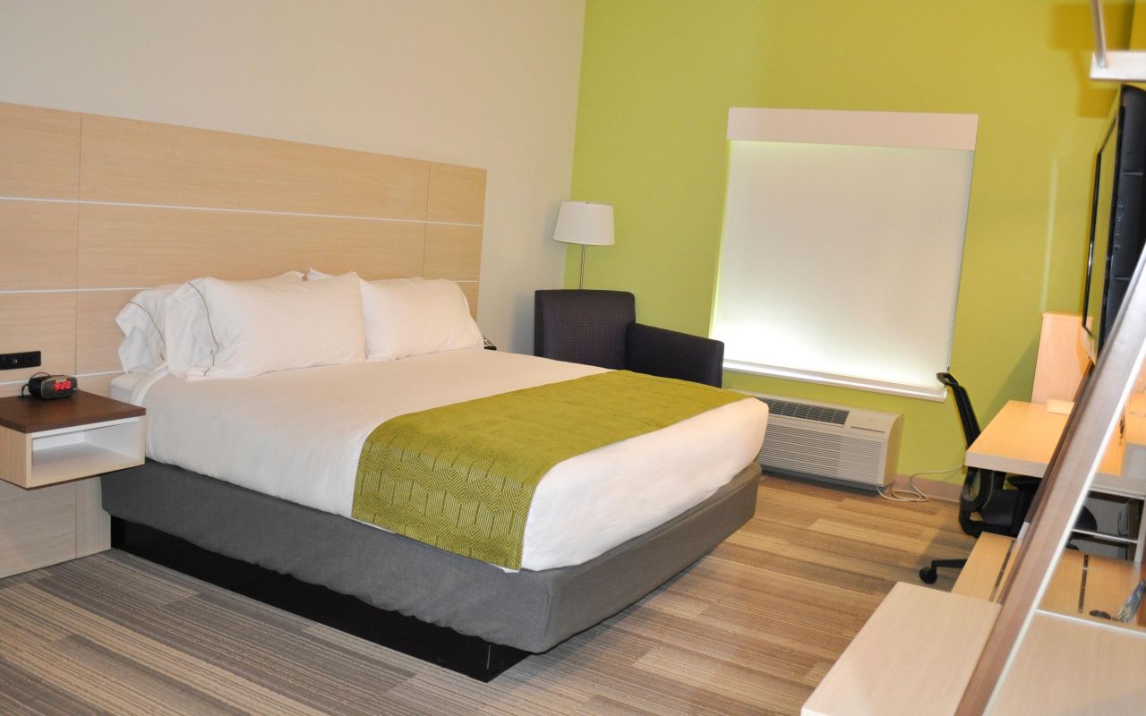 Holiday Inn Express & Suites Price | Photo Gallery | 11 - Queen & King Beds