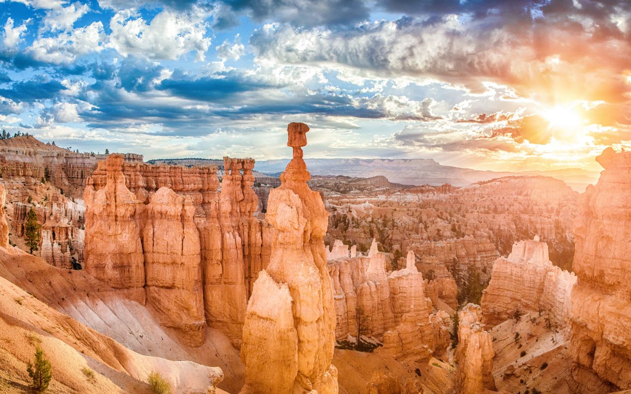  Bryce Canyon - Sunrise at Thor's Hammer in Bryce Canyon National Park