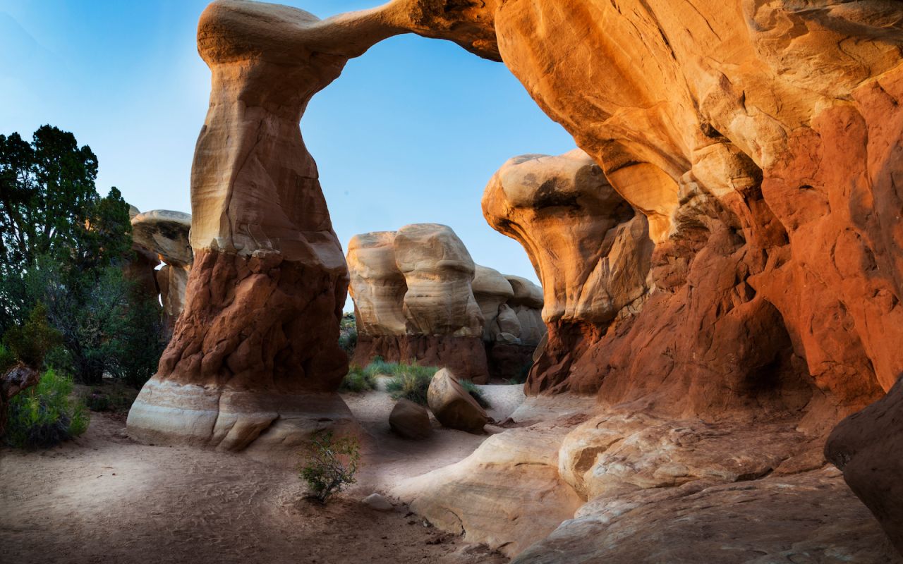 Arches Photo Gallery | 2 - Metate Arch in the Devil's Garden