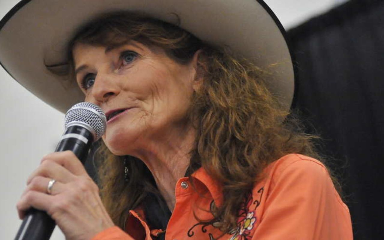 Old West | Photo Gallery | 1 - Woman with cowboy hat, singing on stage