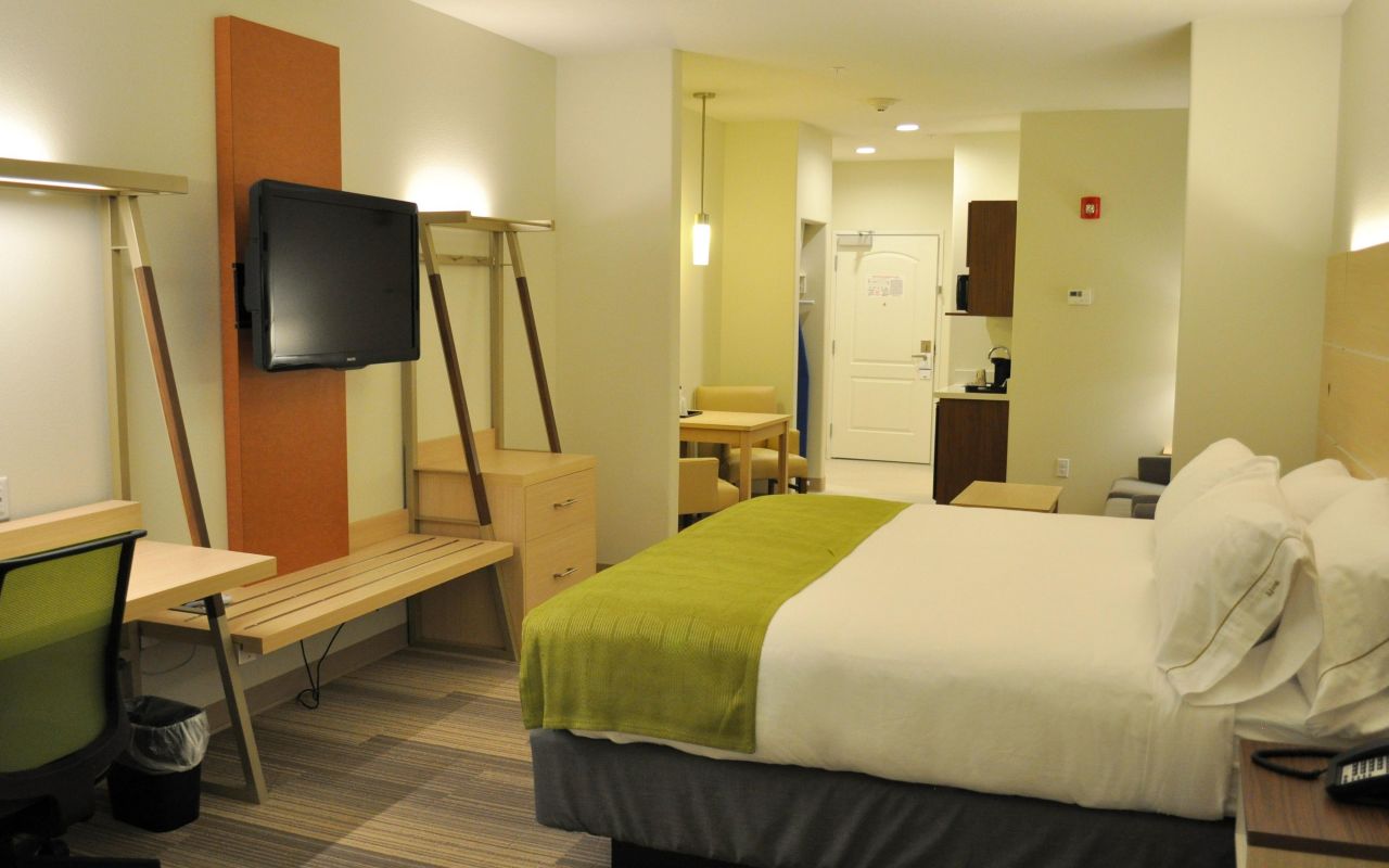 Holiday Inn Express & Suites Price | Photo Gallery | 3 - Rooms