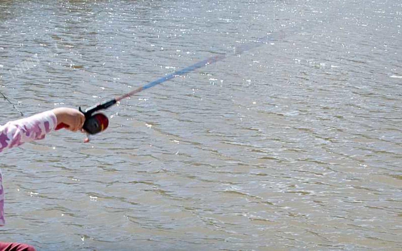 Fishing Guides | Photo Gallery | 0 - Man and little girl fishing at Flaming Gorge