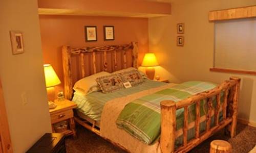 1 Queen Bed, 1 Twin Bed with Trundle, Private Bath, Sleeps 4