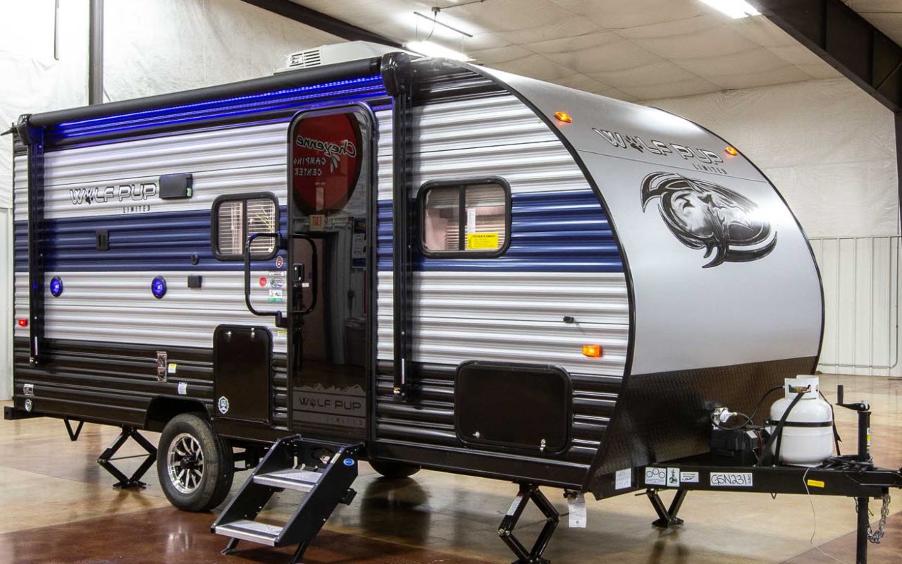 Easy Camper Rental | Photo Gallery | 10 - Wolf 17' Bunkhouse