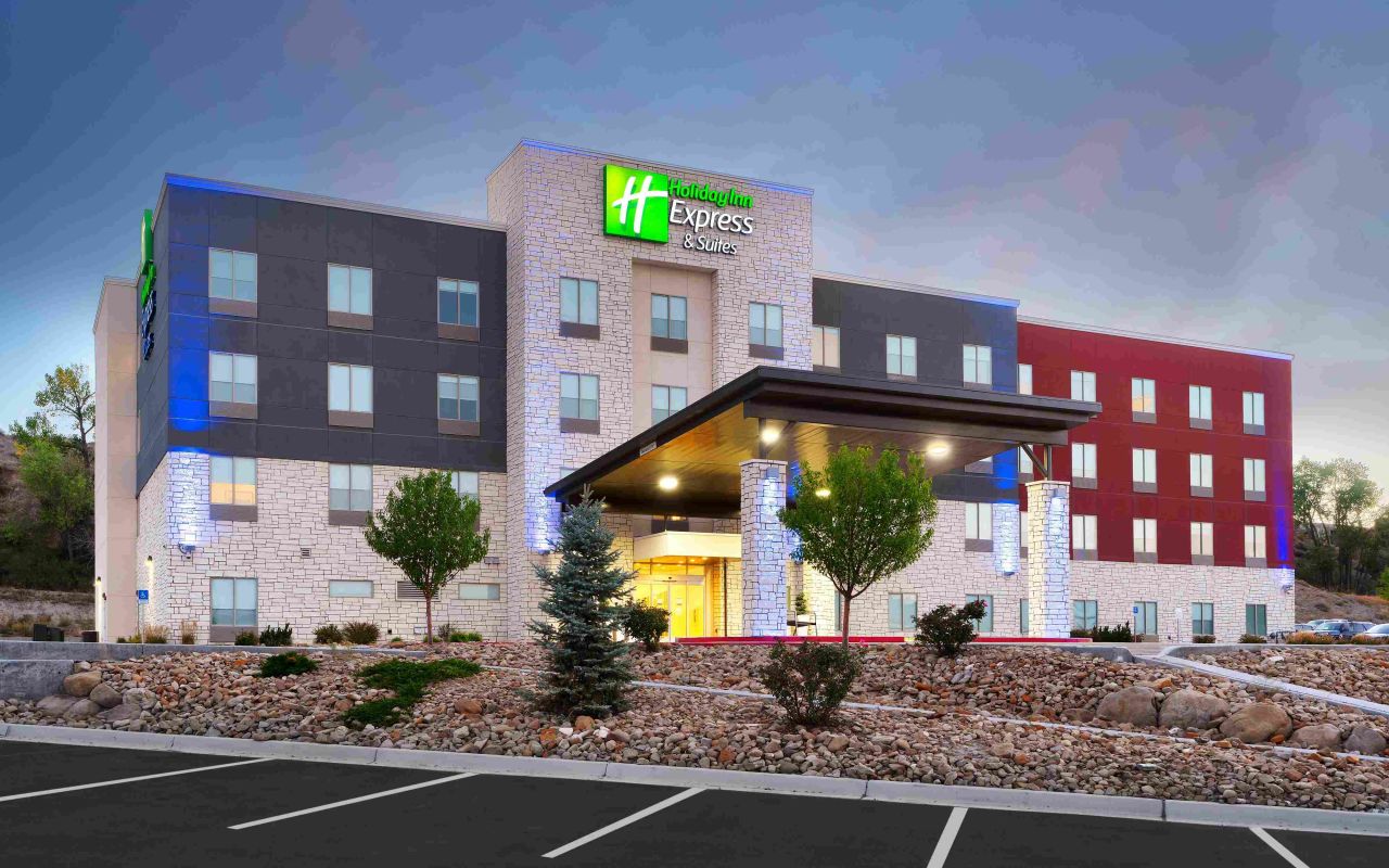 Holiday Inn Express & Suites Price | Photo Gallery | 7 - Exterior